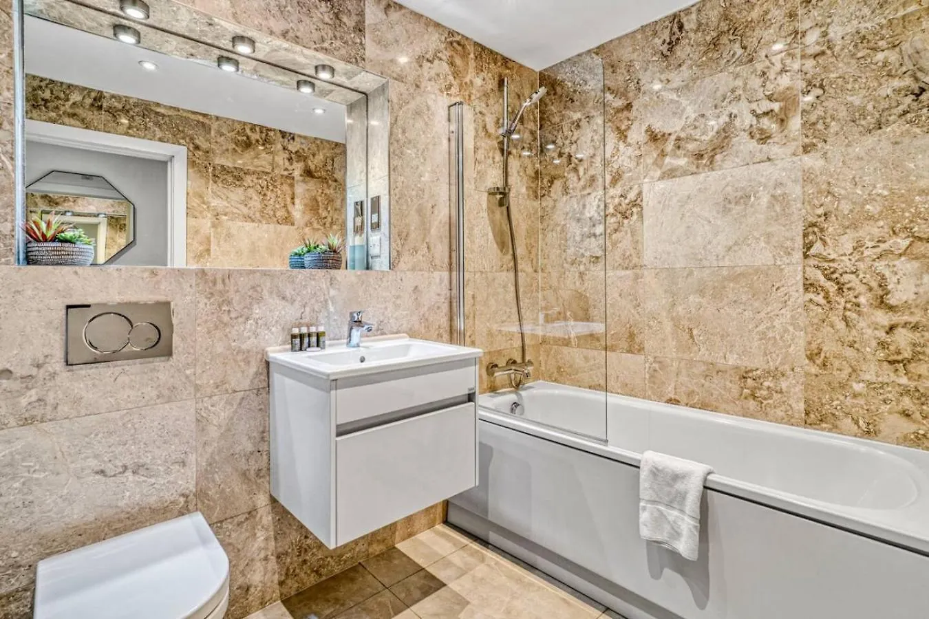 Modern And Bright 3Br Whitechapel Apartment London